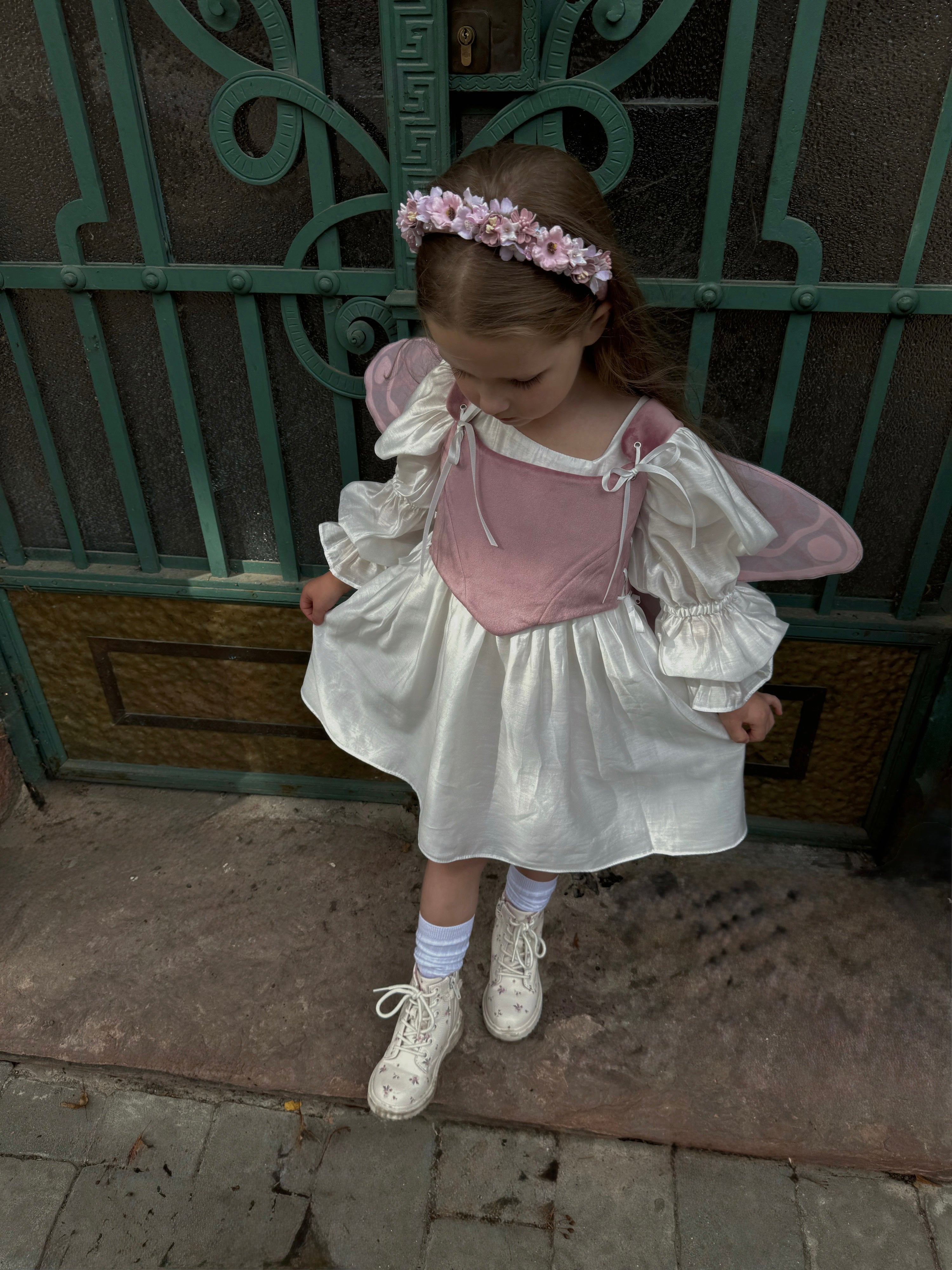 Крила на корсеті рожеві