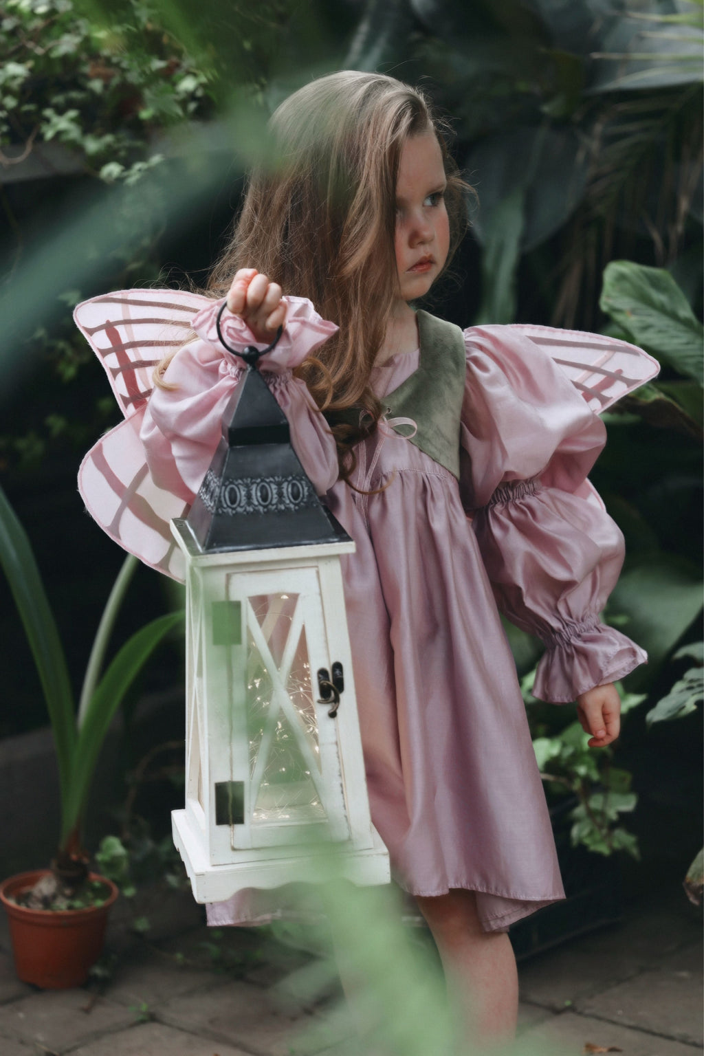 Крила на жилетці зелено-рожеві