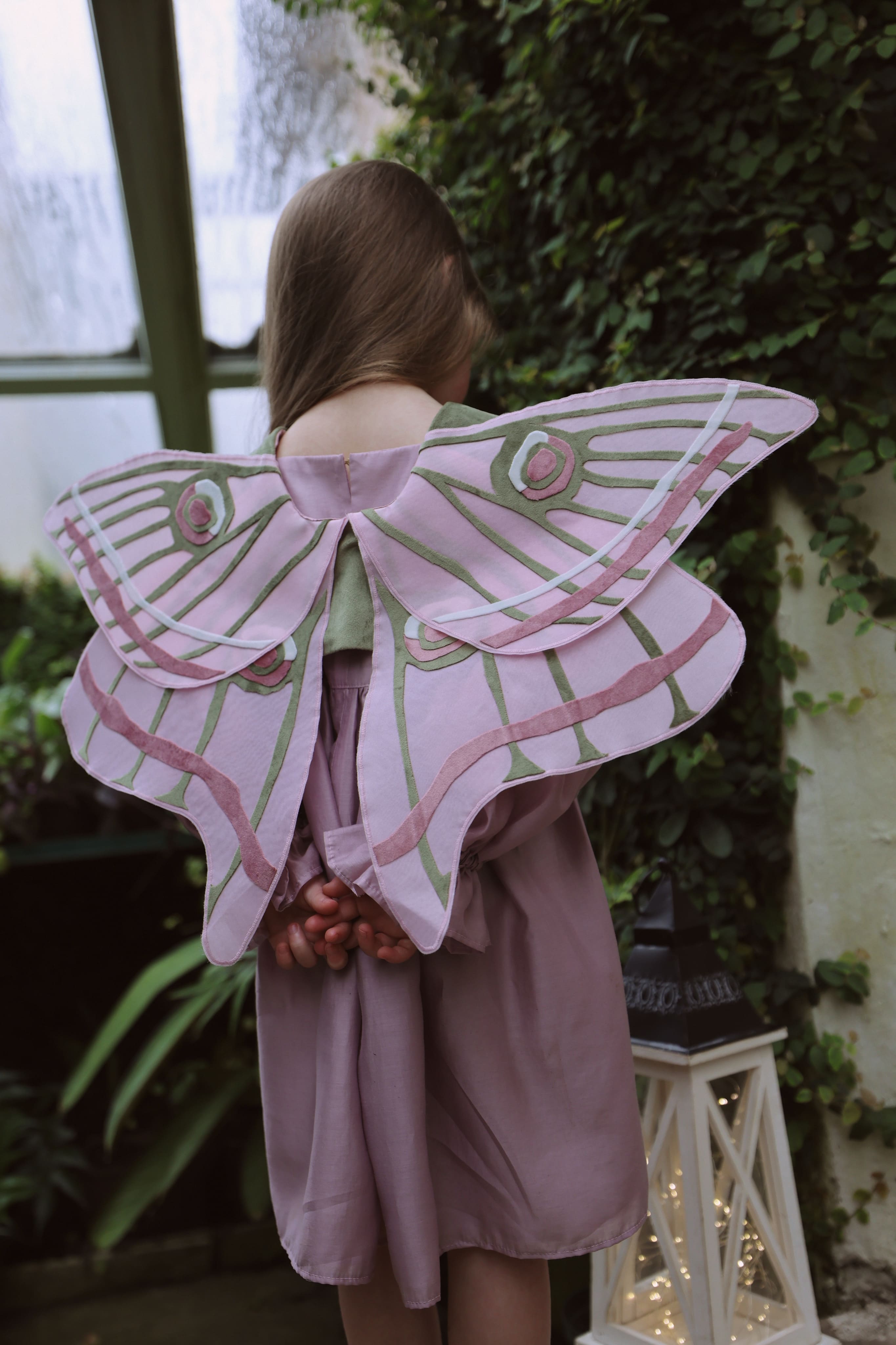 Крила на жилетці зелено-рожеві